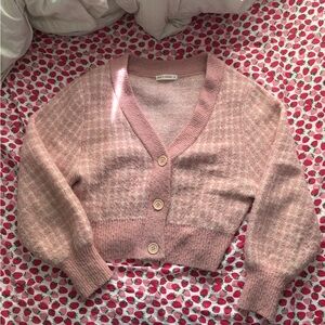 moon & madison Pink Houndstooth Cropped V-Neck Cardigan